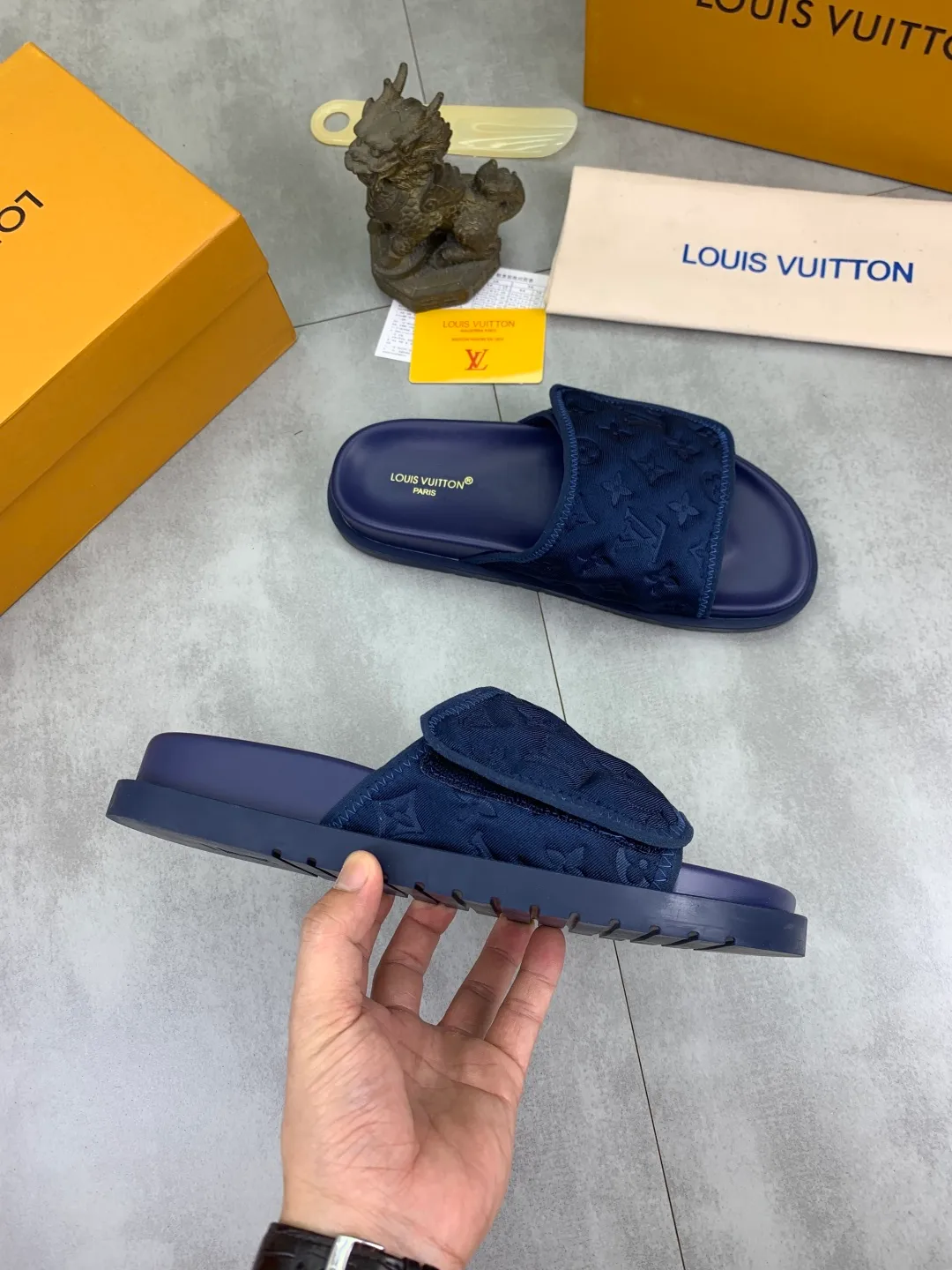 Men's shoes 💰P320 💰[New style]🆘 Original quality [LOUIS VUITTON] The popular Louis Vuitton LV men's slippers on the official website are on sale simultaneously! Original fabric imported from Italy, original factory special supply, code number: 38-44 (45 customized), many colors available